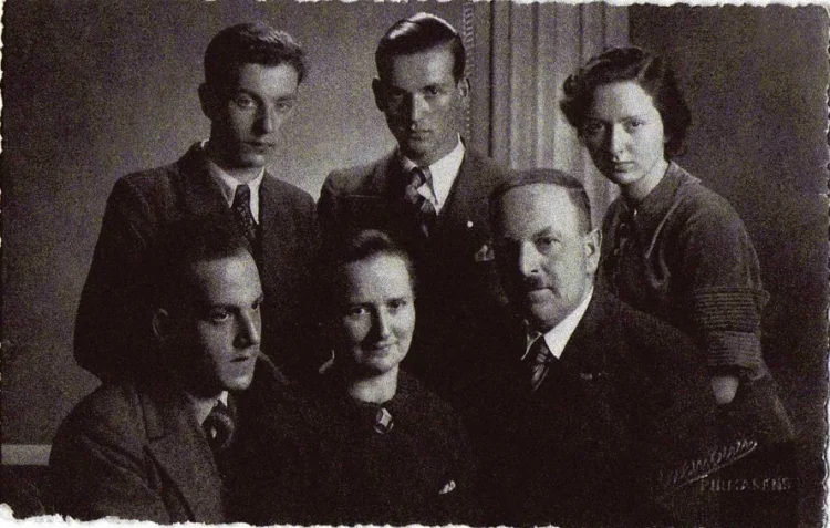 Ludwig Samuel ganz rechts, mit seiner Frau Johanna in der Mitte, der Tochter Beate und den drei Söhnen Albrecht, Manfred und Fritz (Fred). Die Namen der Söhne kann der Autor leider nicht zuordnen.